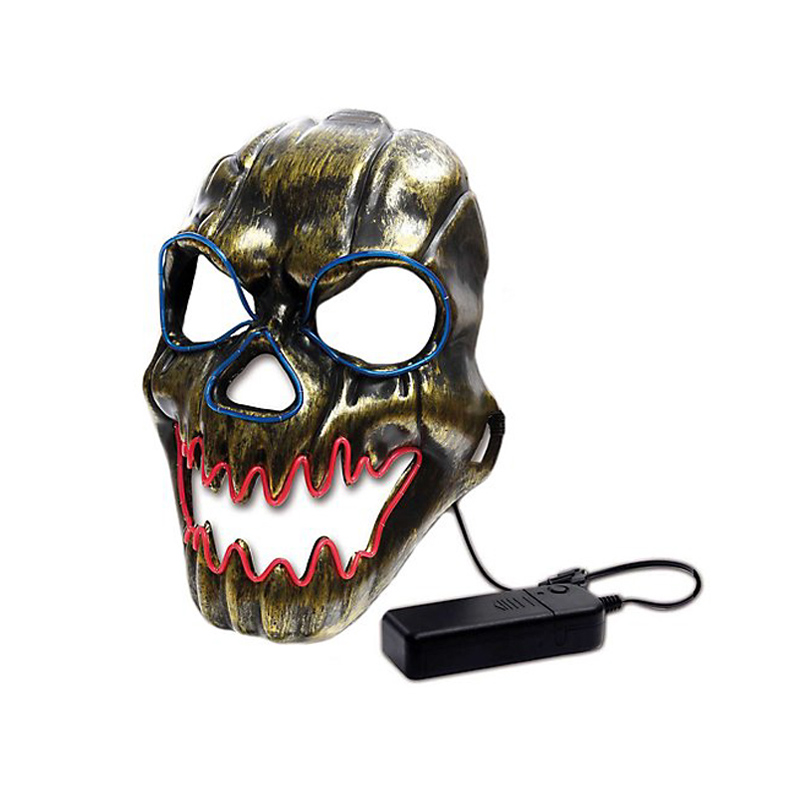 Führte beängstigende Grimassemaske